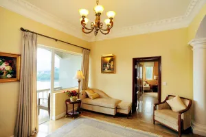 accommodation-camellia-suite-balcony-living-1000x666-1597820251.jpg