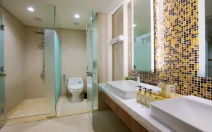 resort-classic-bathroom-1-164756-1598342782.jpg